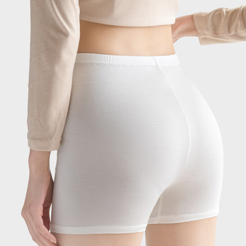 Vit formande kjolshorts under klänning