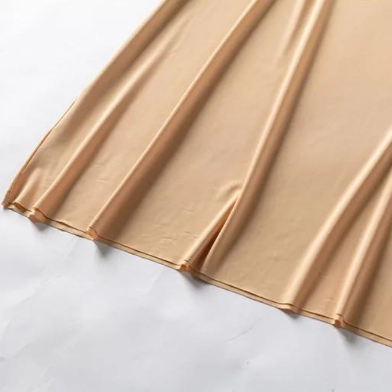 Fond de robe beige courte détail