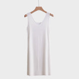 Fond de robe blanche longue sur cintre