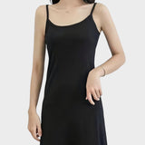 Fond de robe noir mi - long zoom