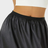 Jupon noir court sous une robe zoom